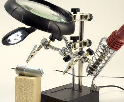 Třetí ruka s lupou a LED osvětlením