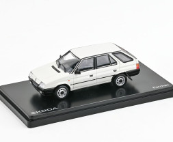 1:43 Škoda Forman (1993) – bílá Labutí