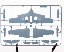 1:48 Curtiss P-40N Warhawk (Royal Class, Dual Combo)