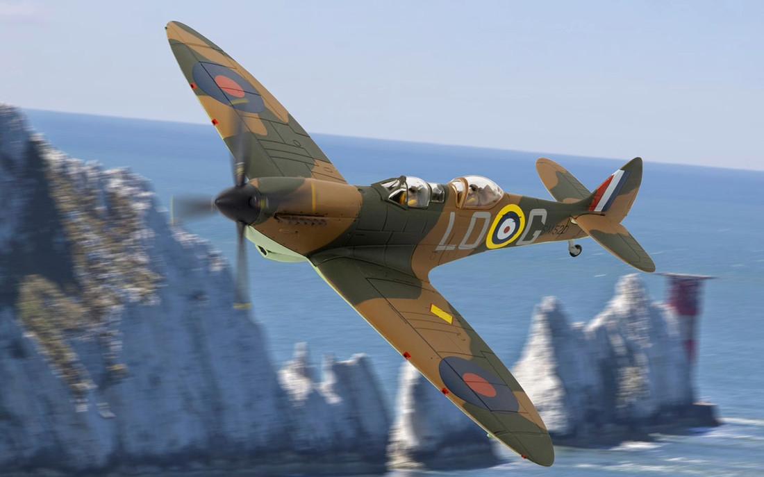 Produkt anzeigen - 1:72 Supermarine Spitfire T9 - SM520 - Spitfires.com - Goodwood Aerodrome