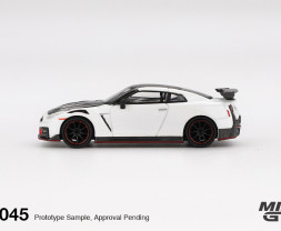 1:64 Nissan GT-R Nismo 2024 Brilliant White Pearl