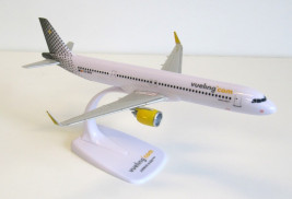 1:200 Airbus A321-271NX Vueling ″2004s″ Colors (Snap-Fit)