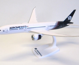 1:200 Boeing B787-9 Aeromexico ″2005s″ Colors, Named ″La Laguna″ (Snap-Fit)