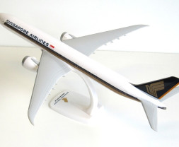 1:200 Boeing B777-9X Singapore Airlines ″2000s Colors″ (Snap-Fit)