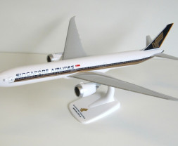1:200 Boeing B777-9X Singapore Airlines ″2000s Colors″ (Snap-Fit)